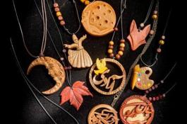 زیورآلات و دست ساز های چوبی